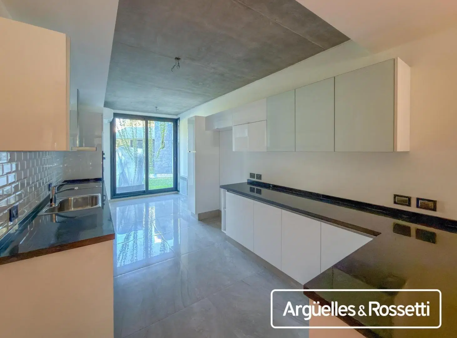 Alquiler Departamento 3 Dormitorios con Jardín y 2 cocheras Fisherton Park 3