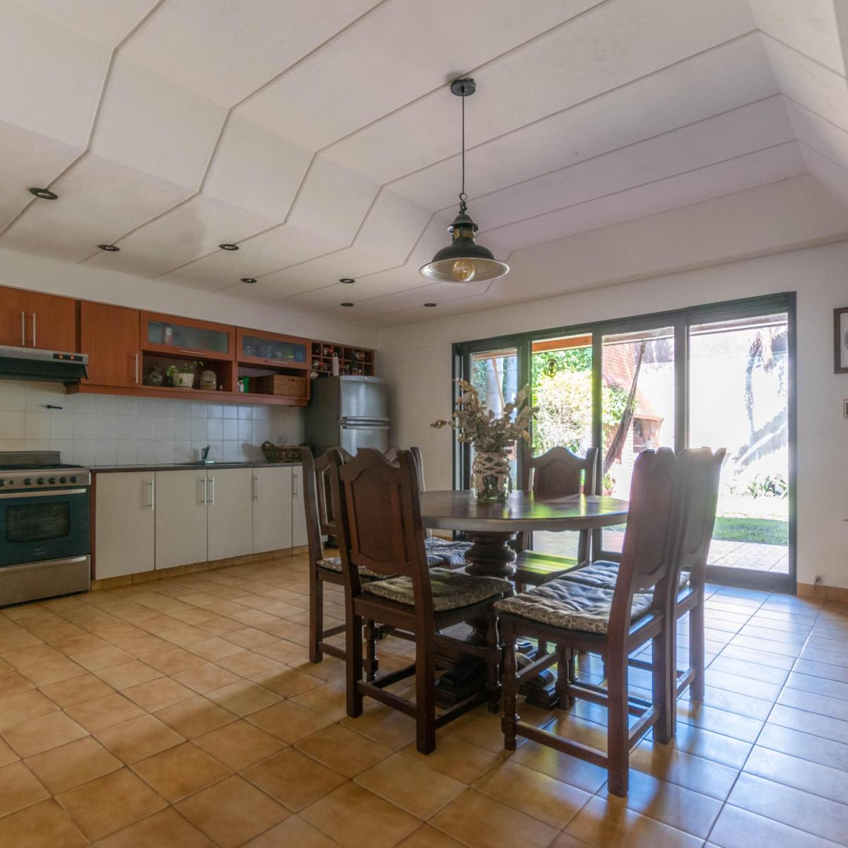 Casa en Terreno Propio 7 Ambientes en Venta 2 Cocheras Patio y Jardin 3