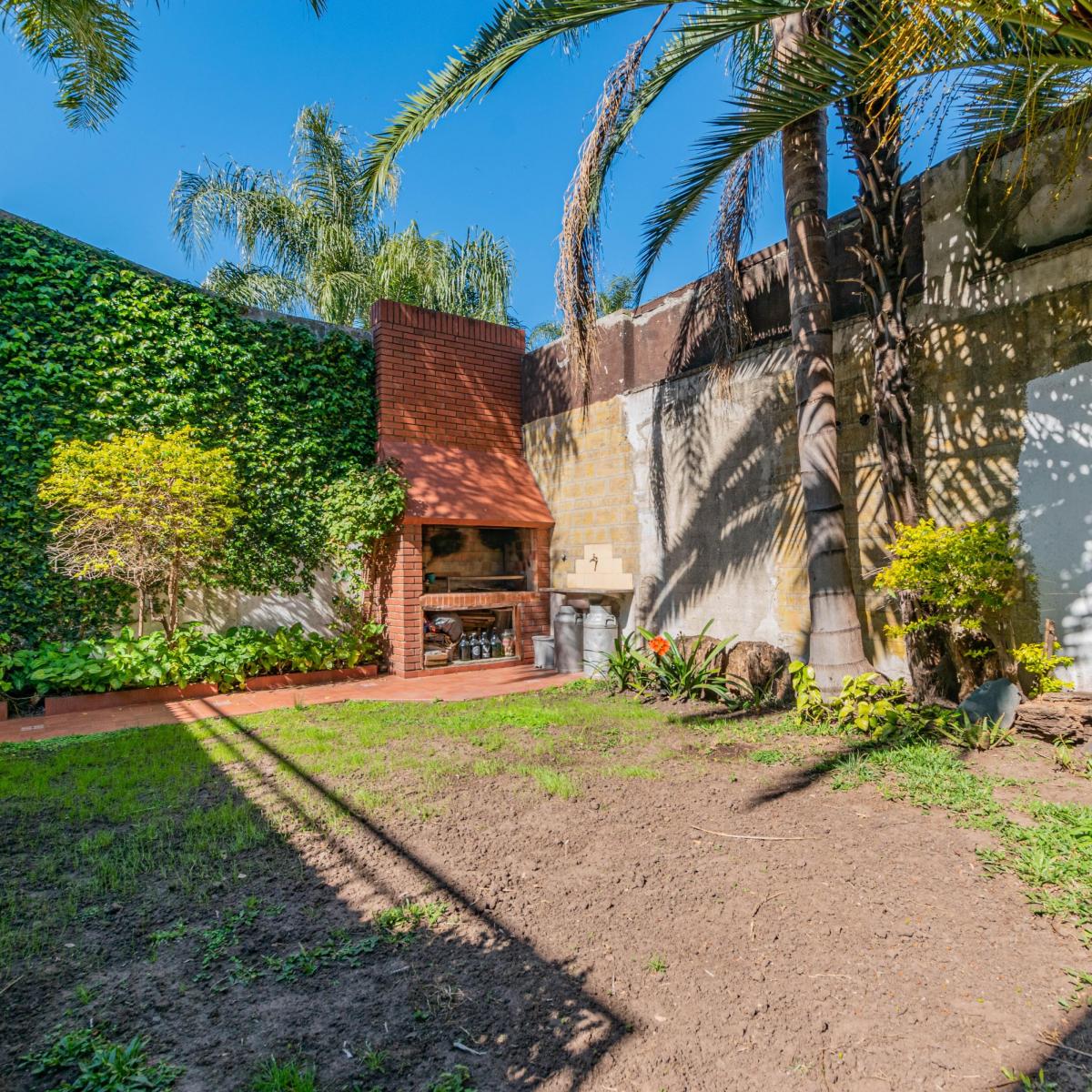 Casa en Terreno Propio 7 Ambientes en Venta 2 Cocheras Patio y Jardin 4