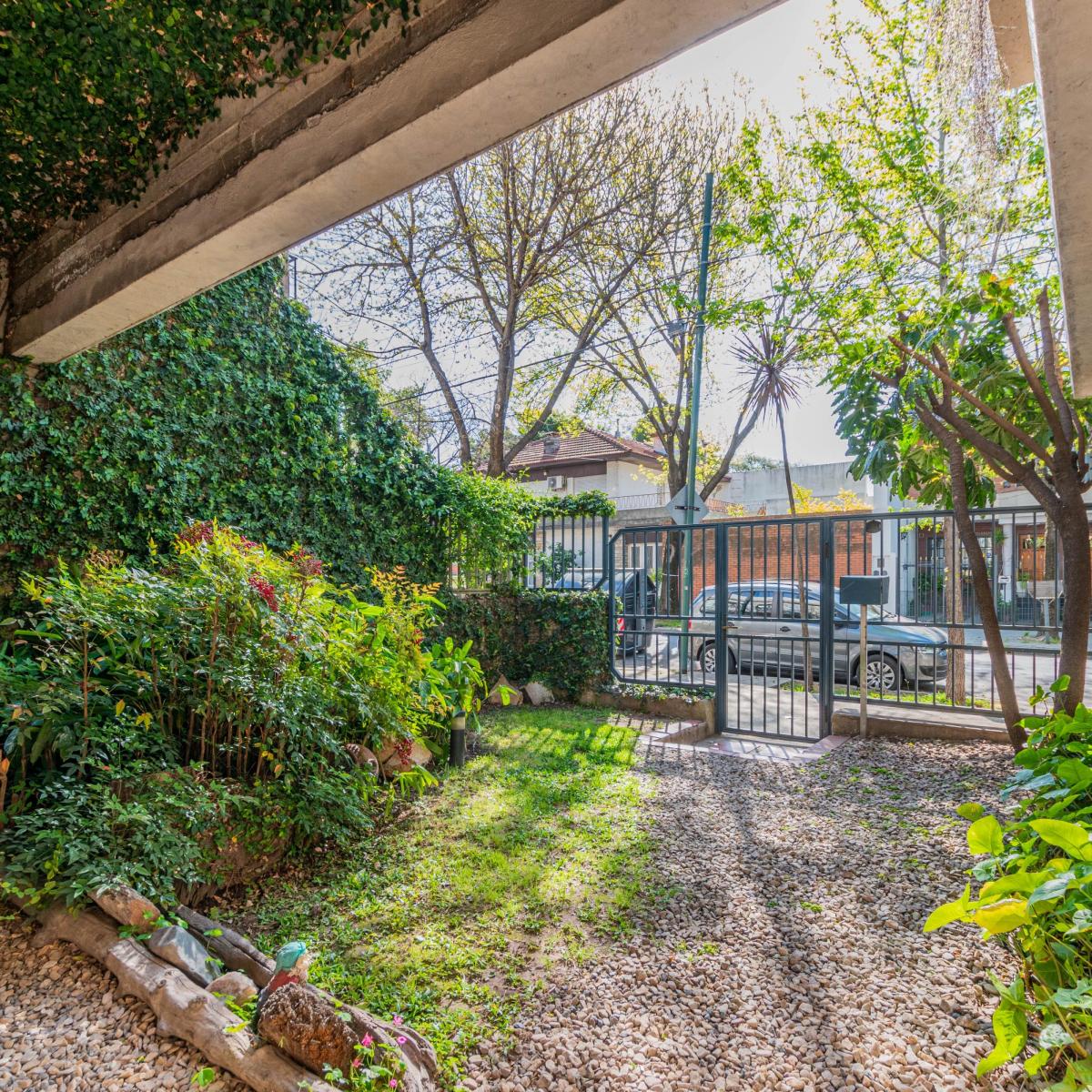 Casa en Terreno Propio 7 Ambientes en Venta 2 Cocheras Patio y Jardin 2