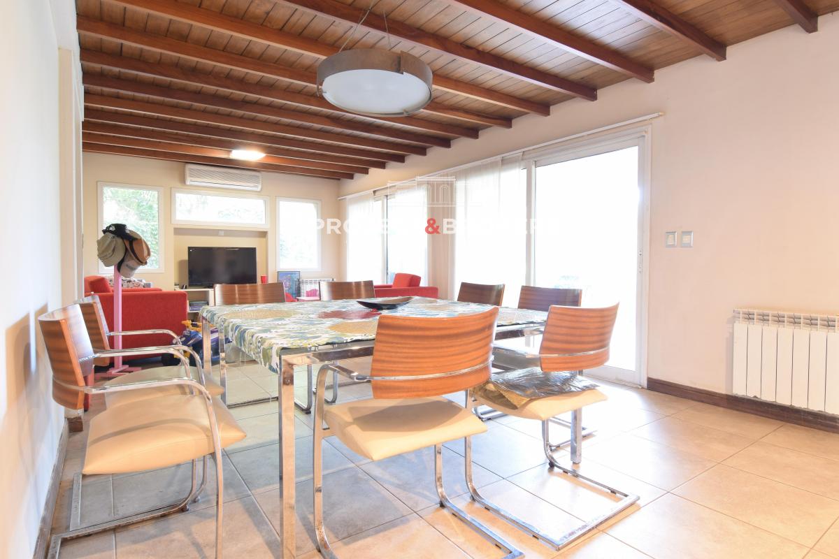 Espectacular Casa en Venta en Castelar 2