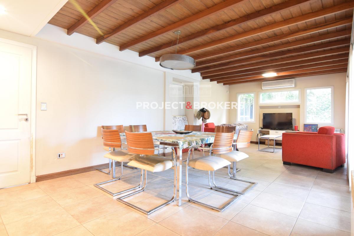 Espectacular Casa en Venta en Castelar 1
