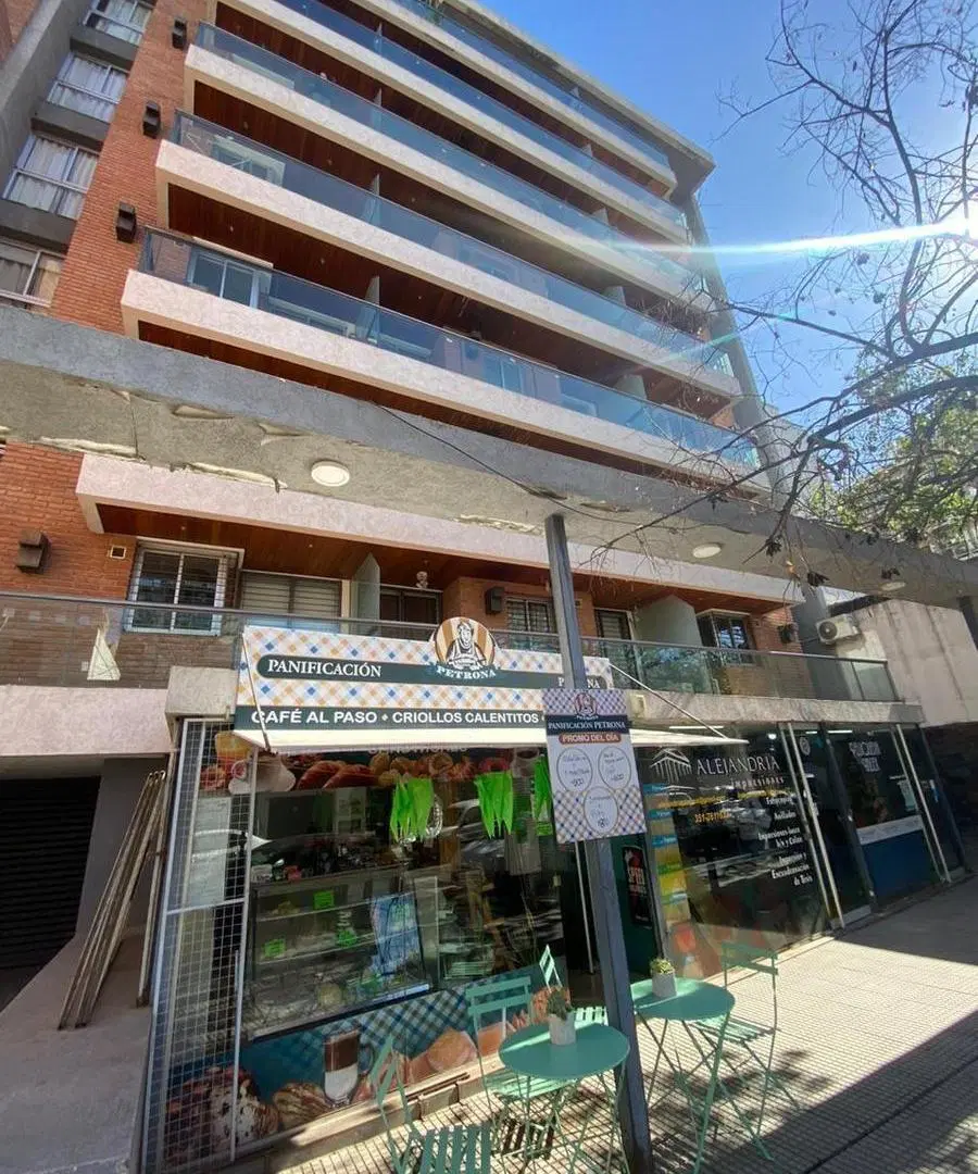 Triplex de 3 dormitorios- 2 terrazas y cochera.- 5