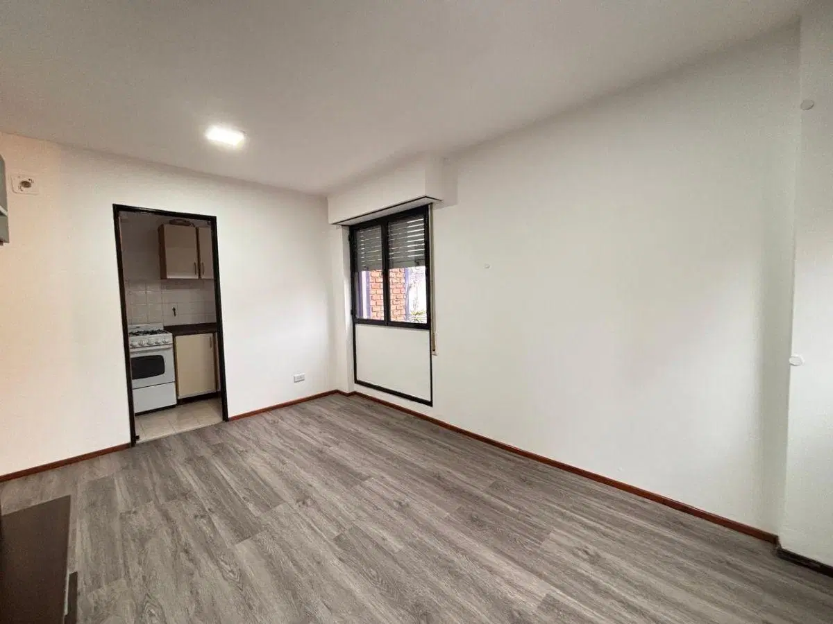 1 dormitorio con balcon- A mts de las Tejas 5