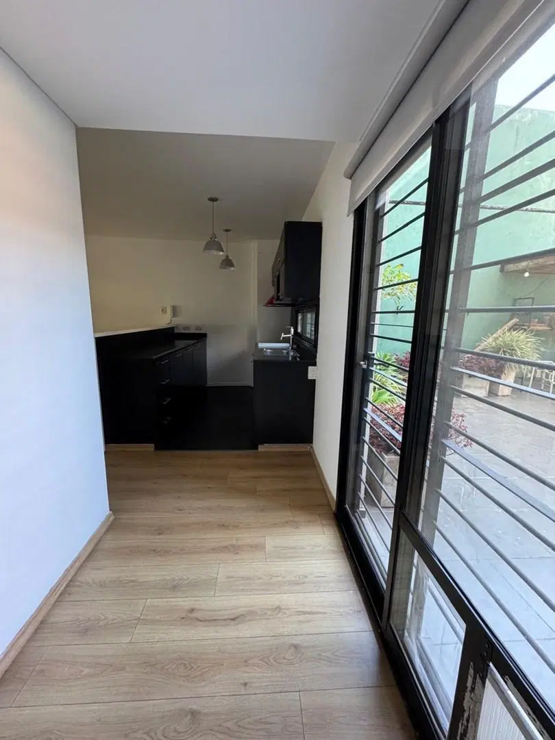 VENTA Único 2 Amb Tipo Casa  con Patio , Jardín Privado Cochera, Baulera y Parrilla en Chacarita.132 3