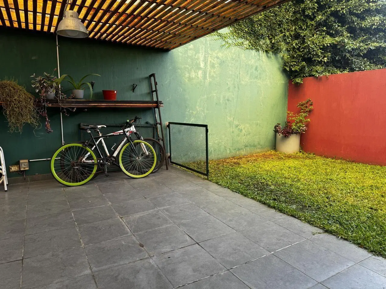 VENTA Único 2 Amb Tipo Casa  con Patio , Jardín Privado Cochera, Baulera y Parrilla en Chacarita.132 5
