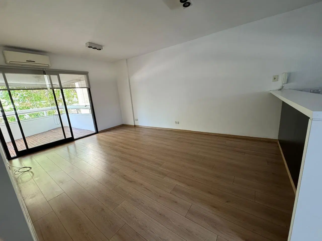 VENTA Único 2 Amb Tipo Casa  con Patio , Jardín Privado Cochera, Baulera y Parrilla en Chacarita.132 2