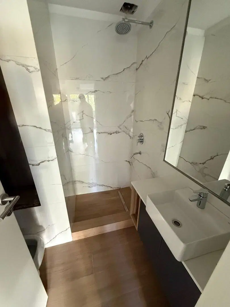 Departamento en Venta 2 ambientes con baño en suite, balcón y toilette a estrenar en Almagro, Capita 4