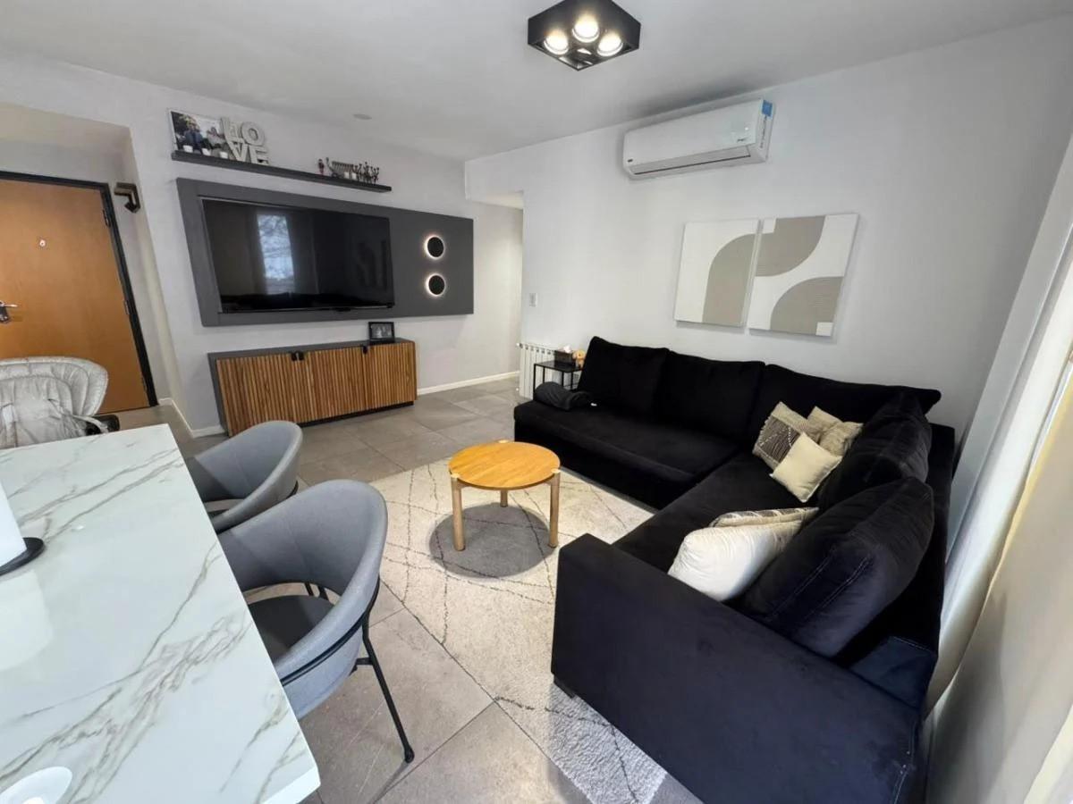 Foto de Departamento de 3 ambientes de 81 m² con balcón corrido, cochera, imagen 2