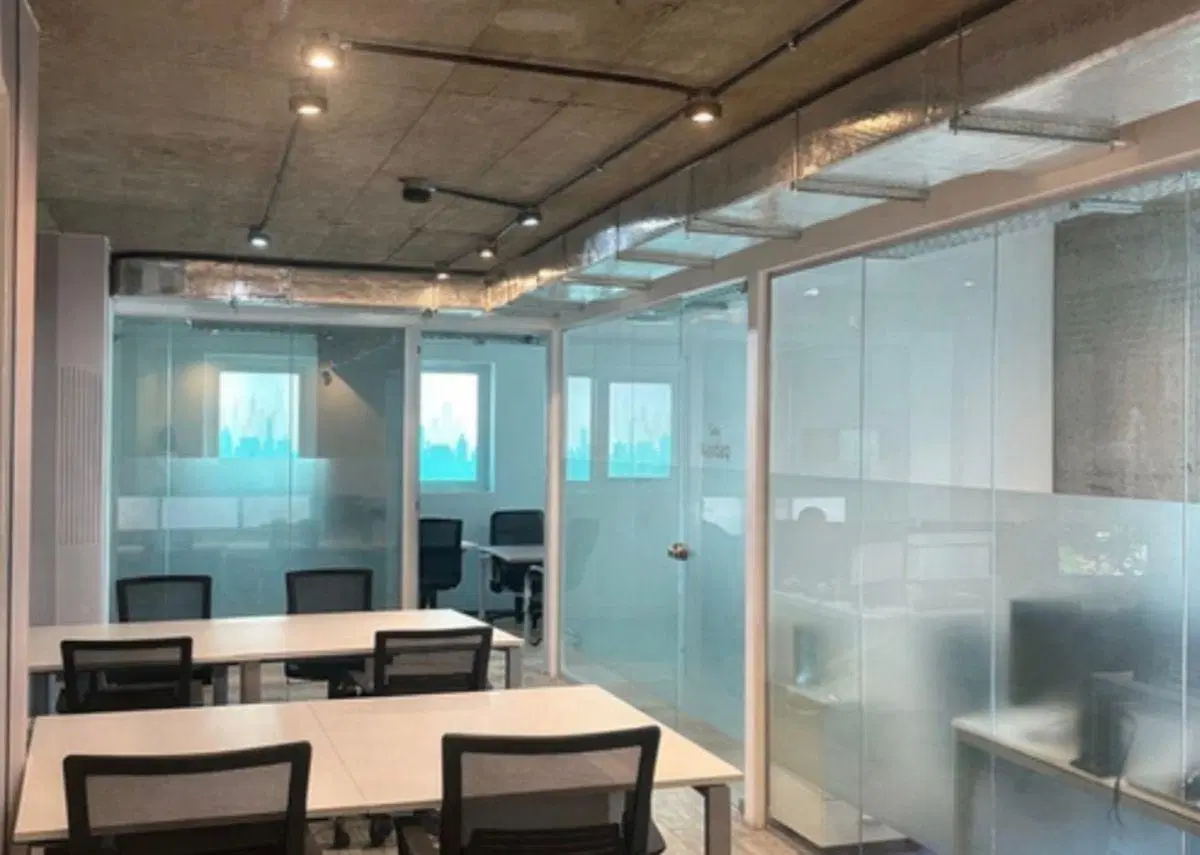 EXCELENTE OFICINA EN LA TORRE BELLINI 4