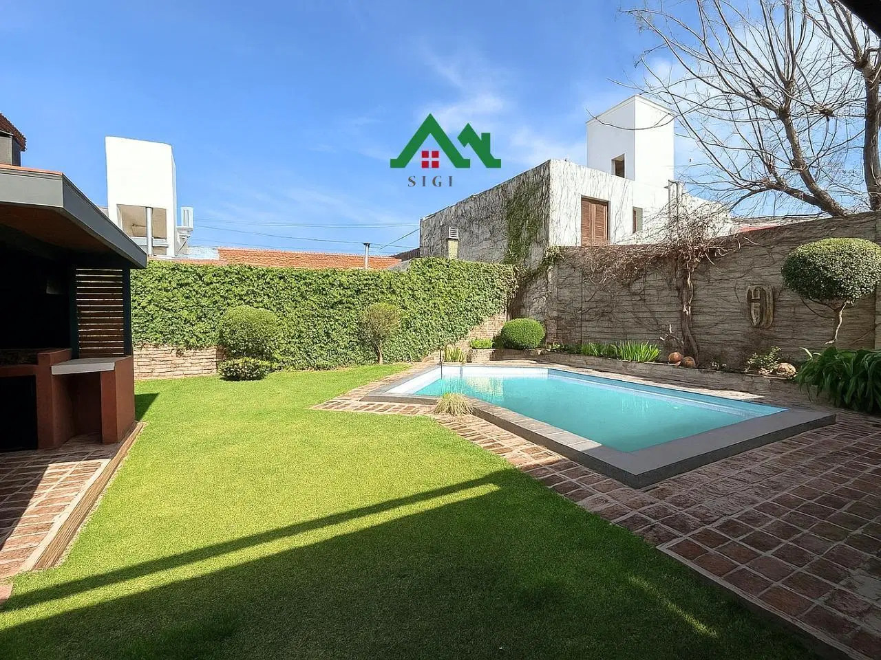 Casa en venta en Urca – 3 Dormitorios, Pileta y Triple Cochera 1