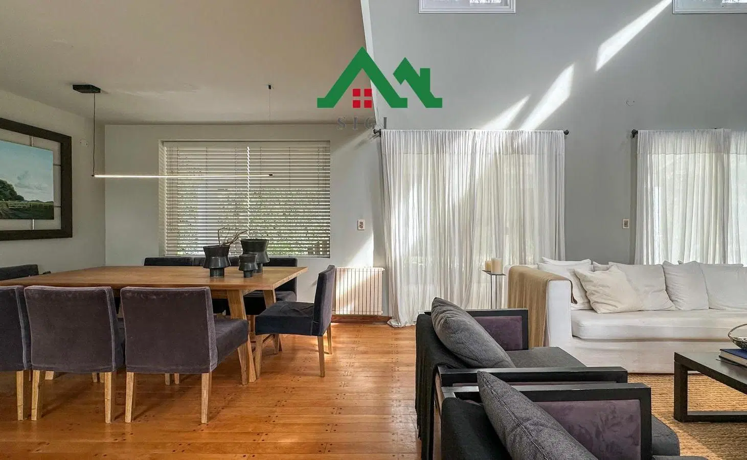Casa de lujo en venta en Lomas de la Carolina con pileta, jardín y patio amplio y verde 2