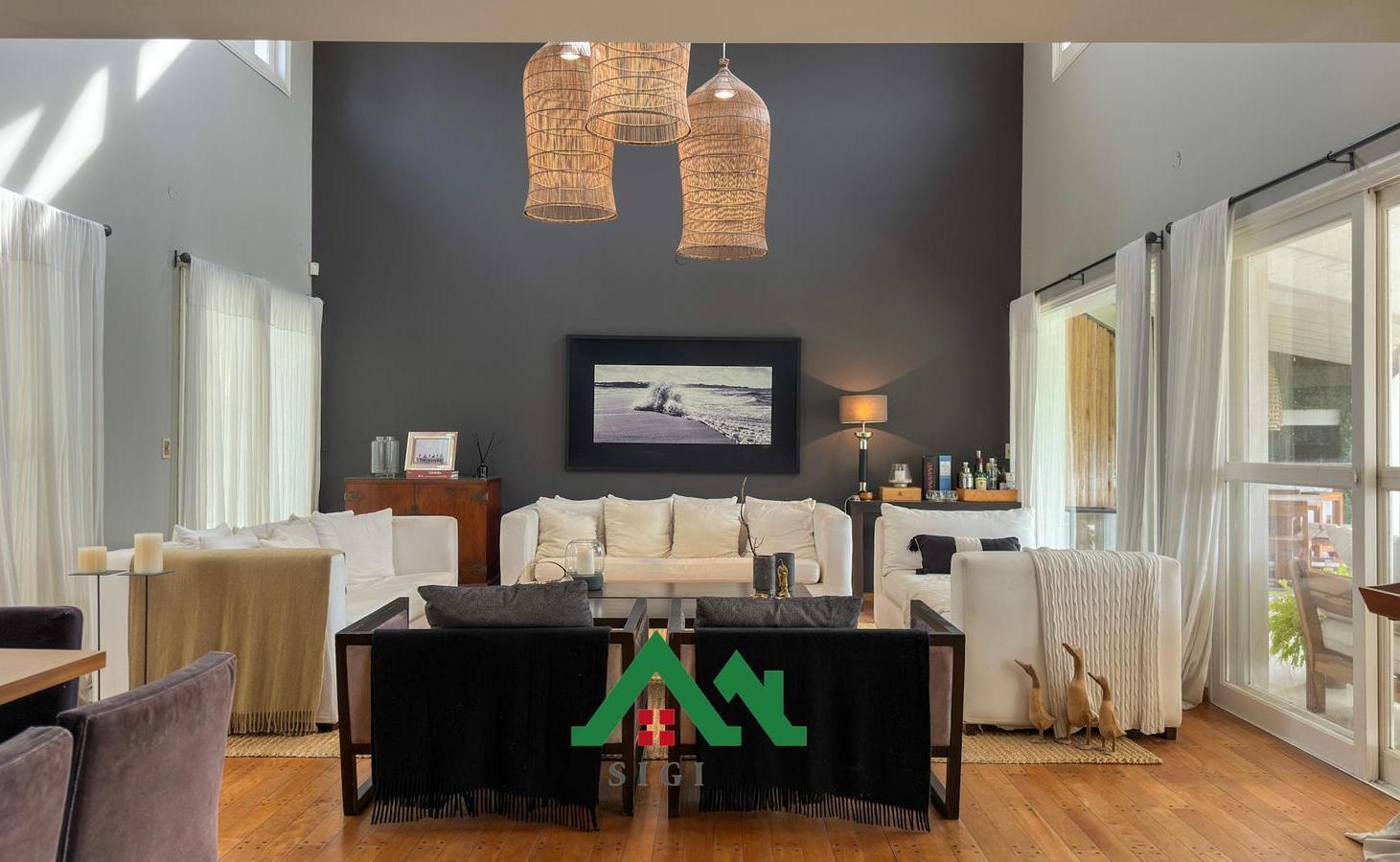 Casa de lujo en venta en Lomas de la Carolina con pileta, jardín y patio amplio y verde