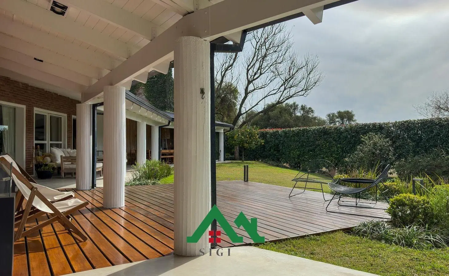 Casa de lujo en venta en Lomas de la Carolina con pileta, jardín y patio amplio y verde 5