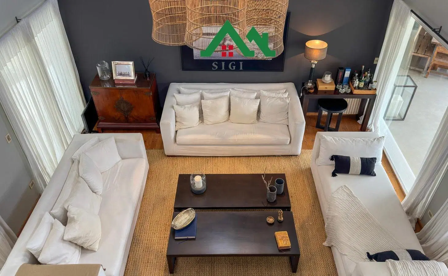 Casa de lujo en venta en Lomas de la Carolina con pileta, jardín y patio amplio y verde 4