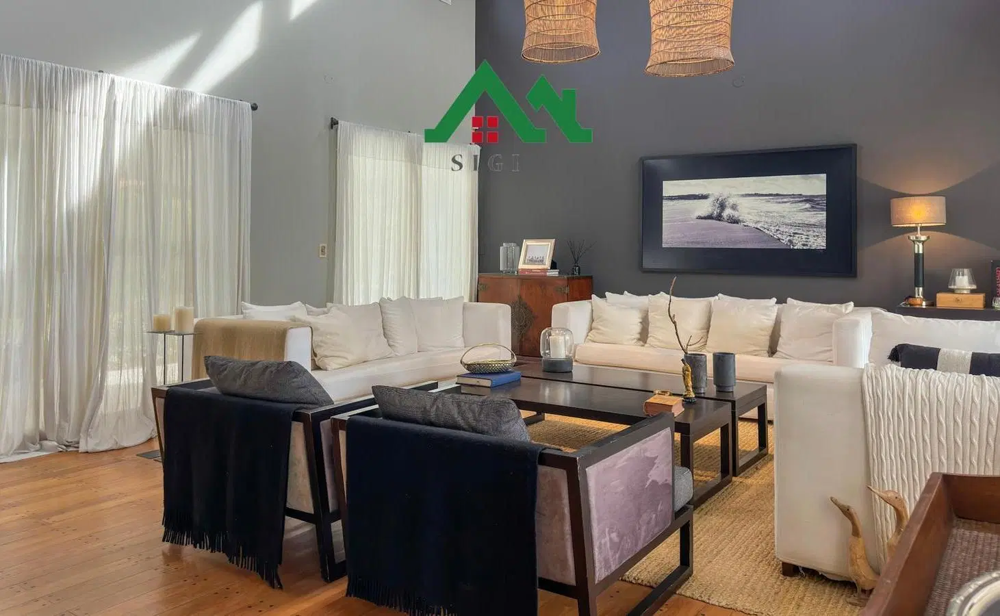 Casa de lujo en venta en Lomas de la Carolina con pileta, jardín y patio amplio y verde 1