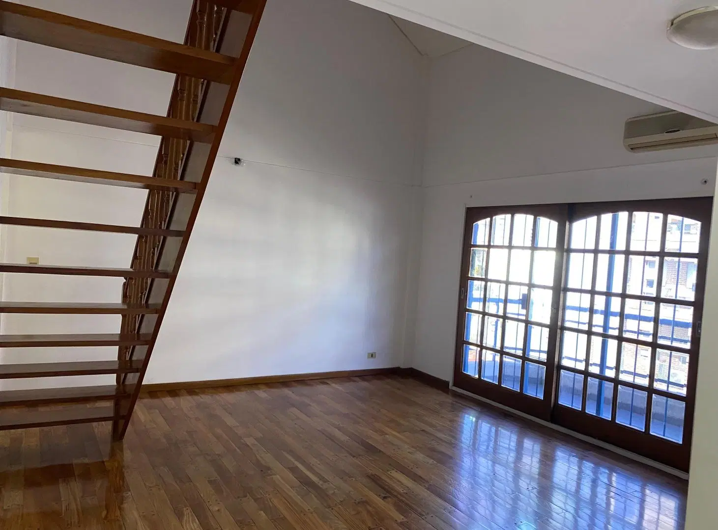 Departamento de 90 m² en Alquiler, con 1 dormitorio y escritorio o play room en Coghlan 2