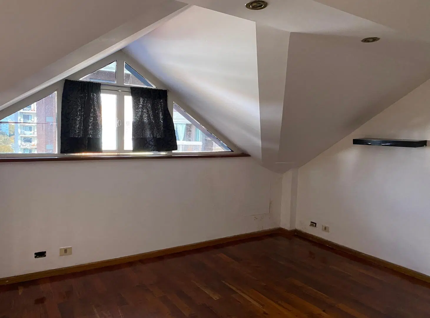 Departamento de 90 m² en Alquiler, con 1 dormitorio y escritorio o play room en Coghlan 1