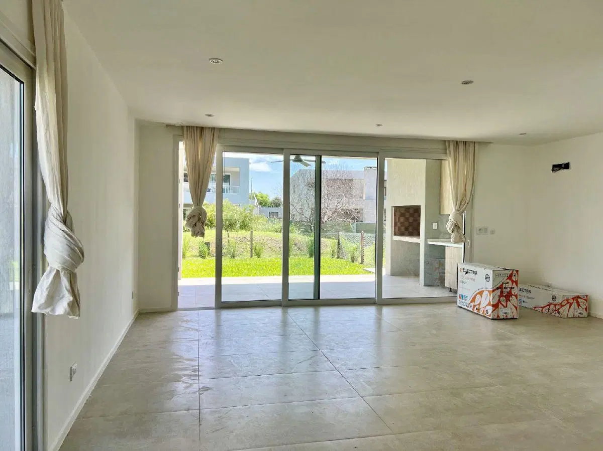 Departamento duplex ti[po casa en TownHouse La Calesa, Pilará. 2