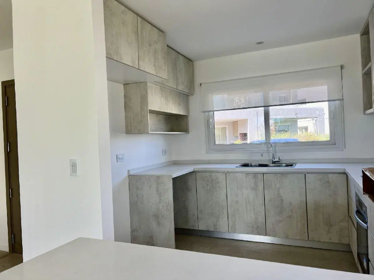 Departamento duplex ti[po casa en TownHouse La Calesa, Pilará. 3
