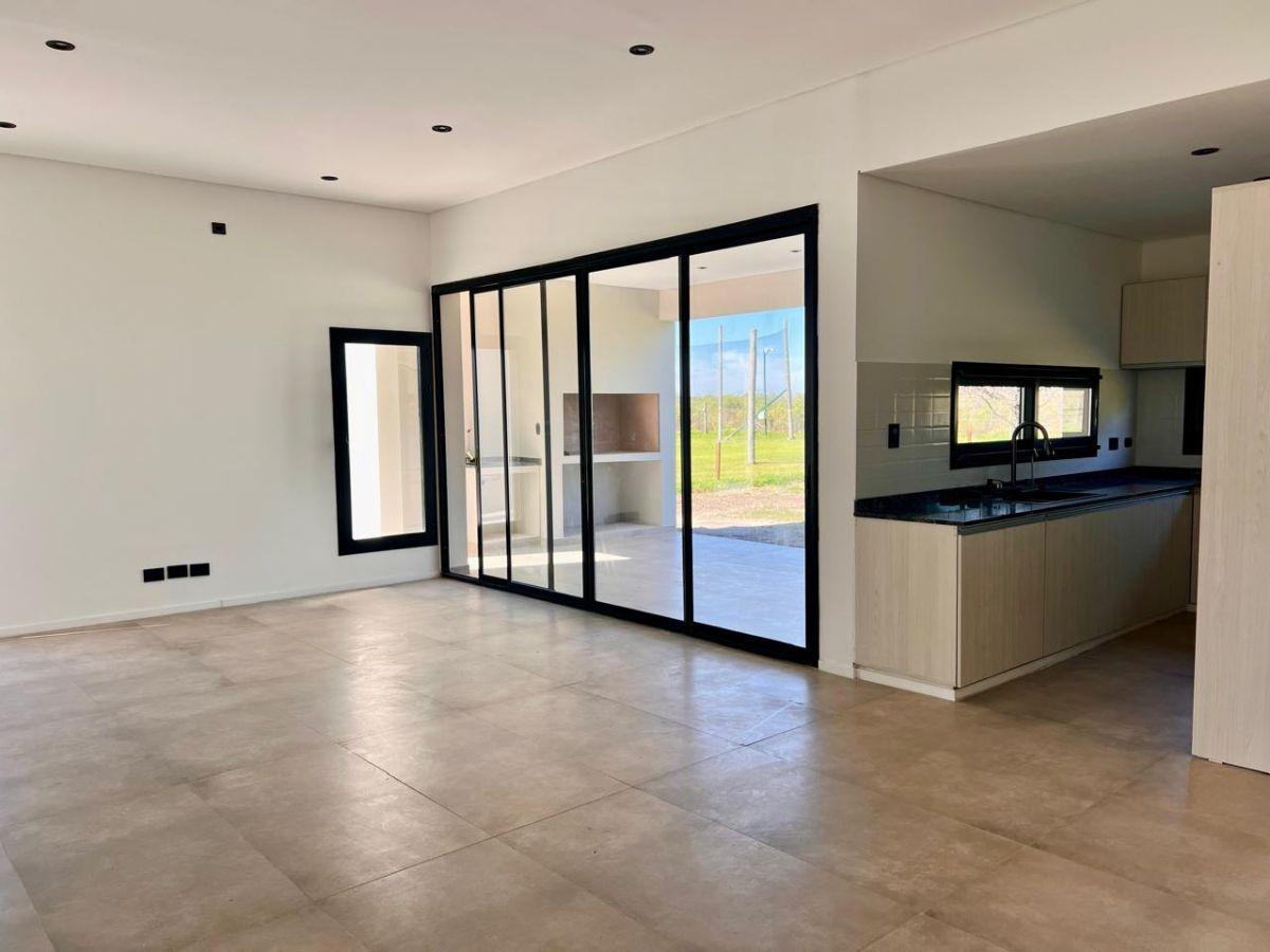 Foto de Venta moderna casa en Pilar, Los Alcanfores., imagen 1