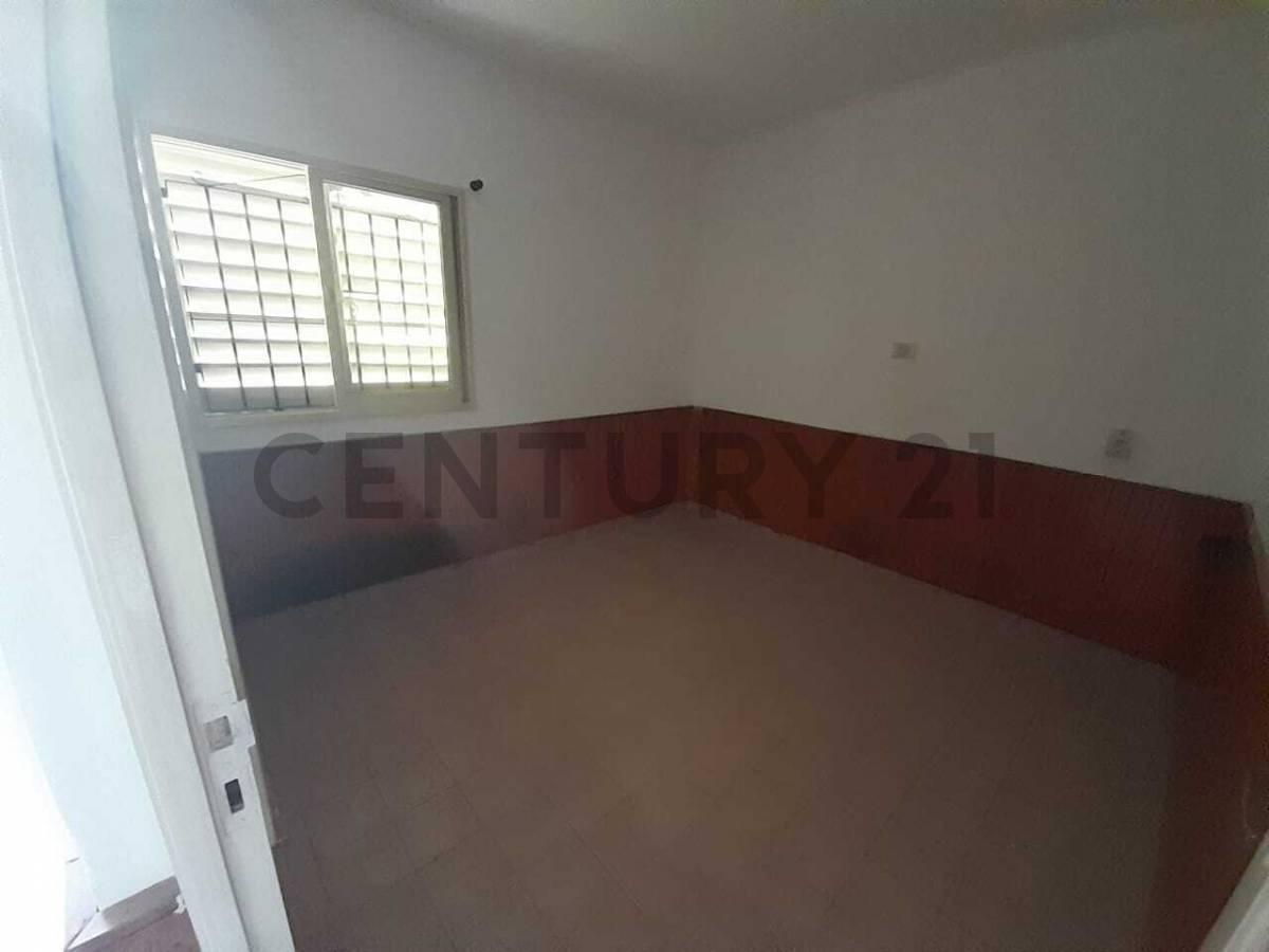 Hermosa Propiedad con 3 Dorm., Patio y Local Comercial 2