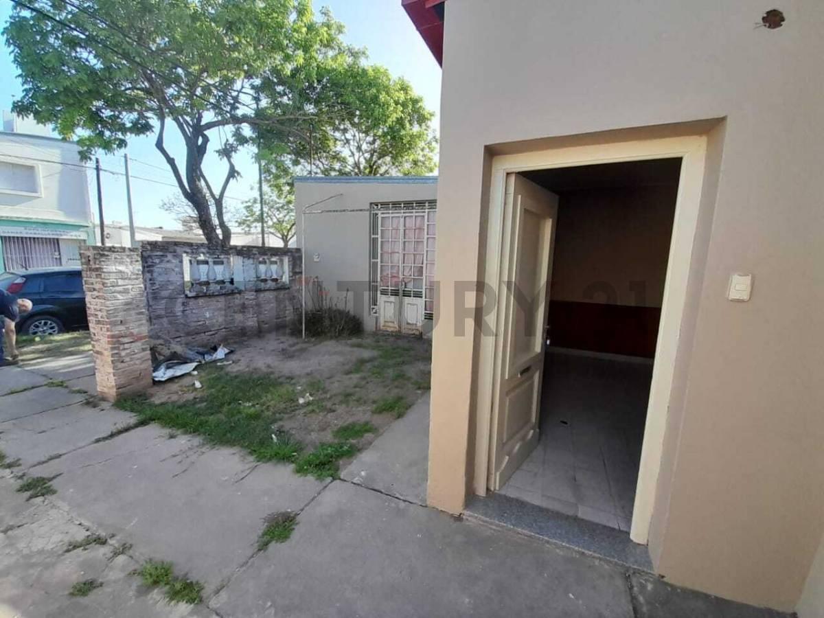 Hermosa Propiedad con 3 Dorm., Patio y Local Comercial 1