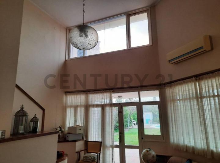 SE VENDE CASA CÉNTRICA CON TODOS LOS SERVICIOS Y PILETA EN RAFAELA 3