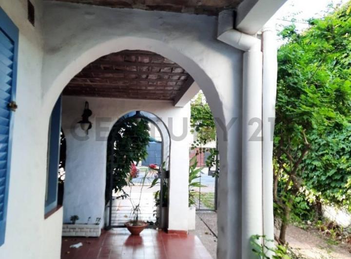 SE VENDE CASA CÉNTRICA CON TODOS LOS SERVICIOS Y PILETA EN RAFAELA 4