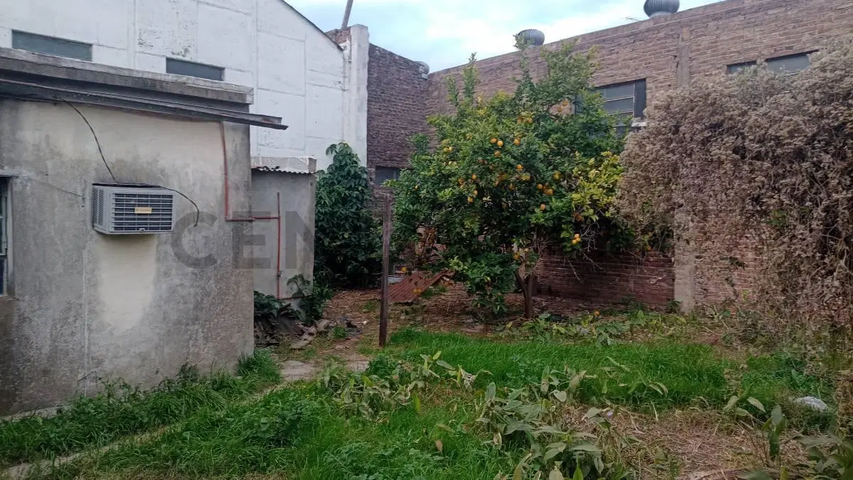 Casa en venta en Rafaela, B° 9 de Julio: Casa a Remodelar con Cochera Doble y Patio 8