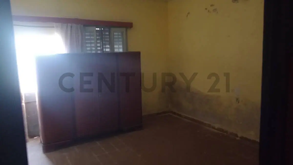 Casa en venta en Rafaela, B° 9 de Julio: Casa a Remodelar con Cochera Doble y Patio 2
