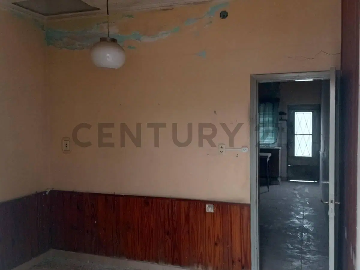 Casa en venta en Rafaela, B° 9 de Julio: Casa a Remodelar con Cochera Doble y Patio 4