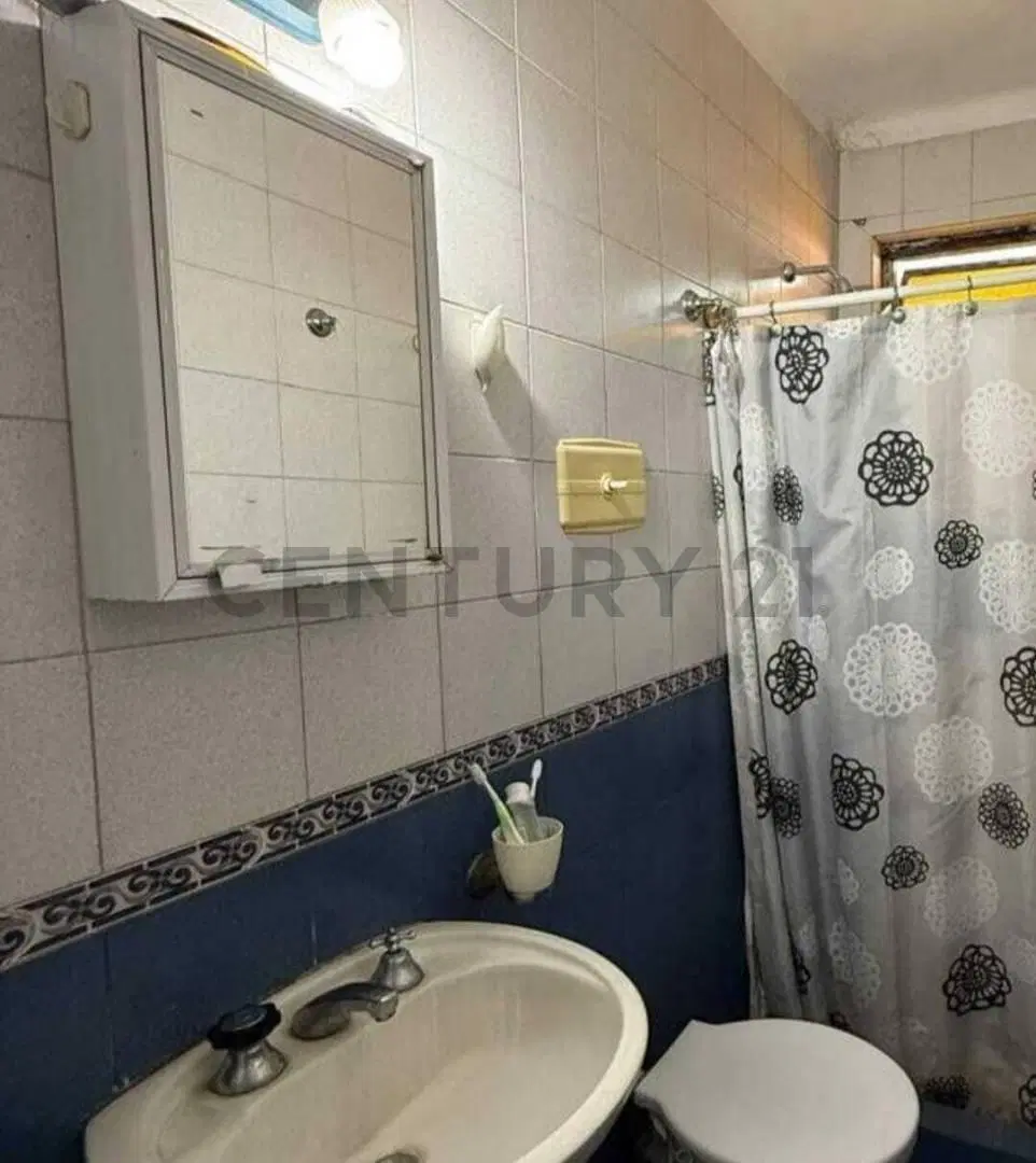 Casa de 2 dormitorios con cochera; en excelente ubicación 2