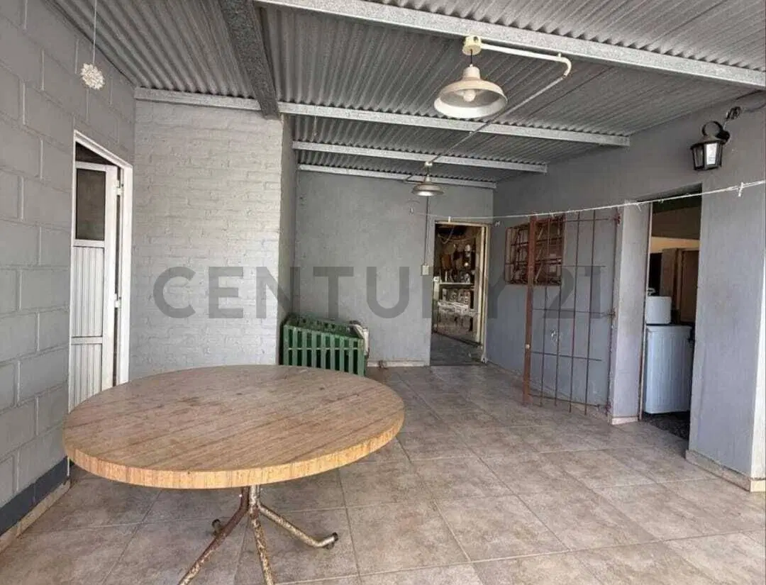 Casa de 2 dormitorios con cochera; en excelente ubicación 4