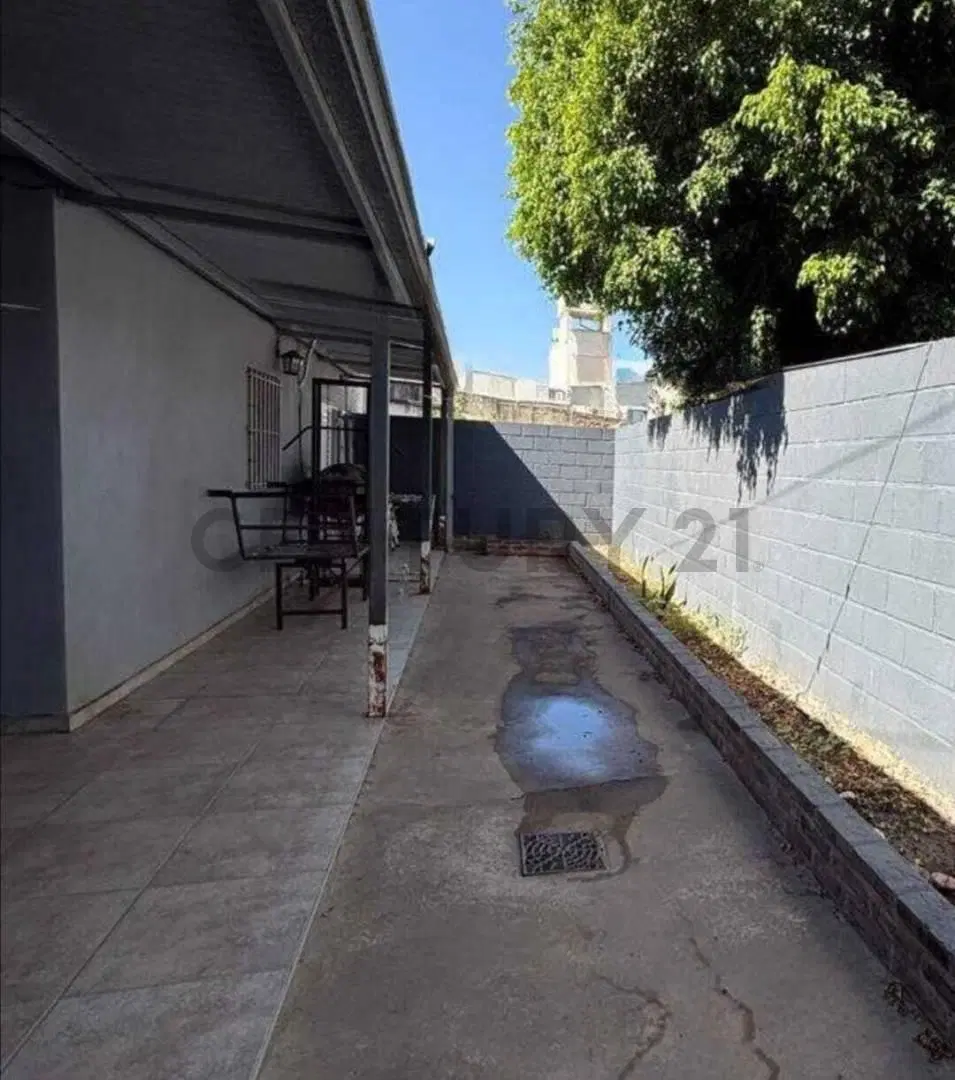 Casa de 2 dormitorios con cochera; en excelente ubicación 8