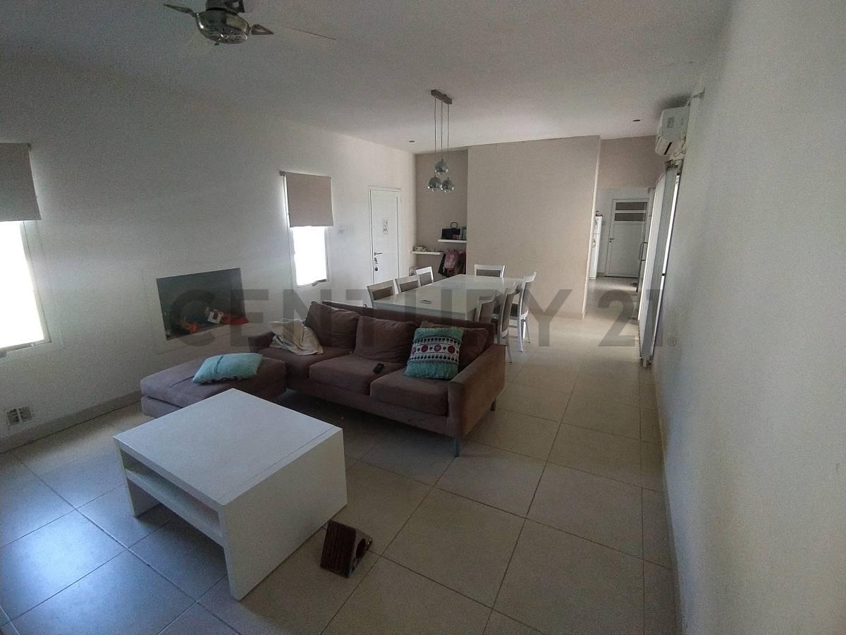 Foto de SE VENDE MODERNA CASA EN RAFAELA - BARRIO EL BOSQUE, imagen 3