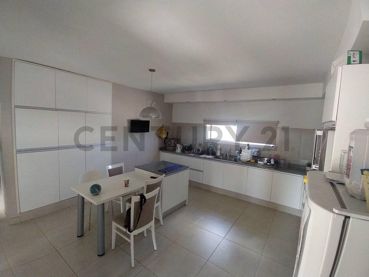 Foto de SE VENDE MODERNA CASA EN RAFAELA - BARRIO EL BOSQUE, imagen 5