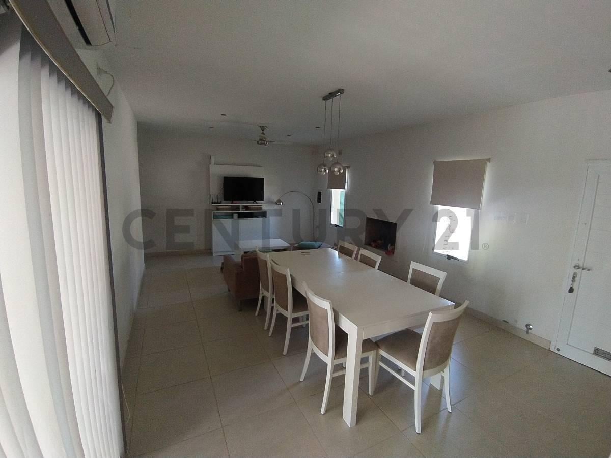Foto de SE VENDE MODERNA CASA EN RAFAELA - BARRIO EL BOSQUE, imagen 2