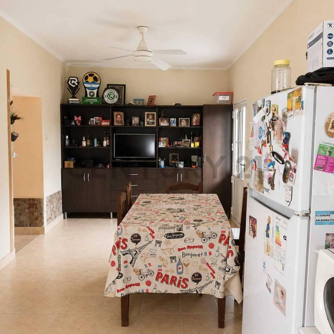 Foto de Casa en venta con 2 dormitorios, patio verde y cochera en Rafaela, imagen 2