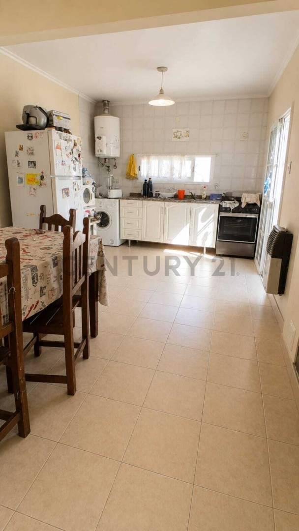 Foto de Casa en venta con 2 dormitorios, patio verde y cochera en Rafaela, imagen 3