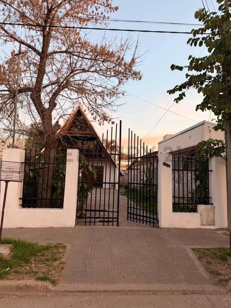 Foto de CASA EN VENTA (TIPO ALPINA) - dos plantas con amplio terreno - 26 de, imagen 1