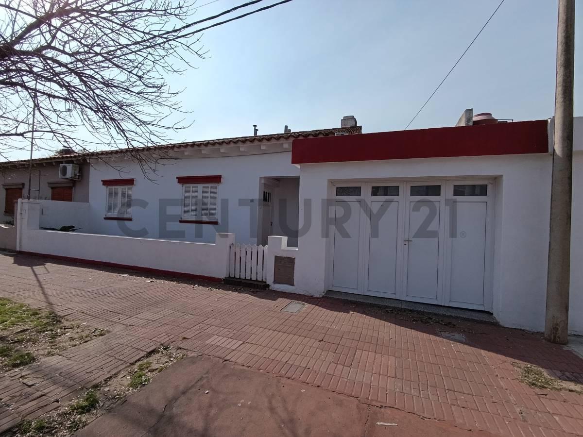 Foto de SE VENDE CASA DE TRES DORMITORIOS Y TODOS LOS SERVICIOS EN RAFAELA, imagen 1