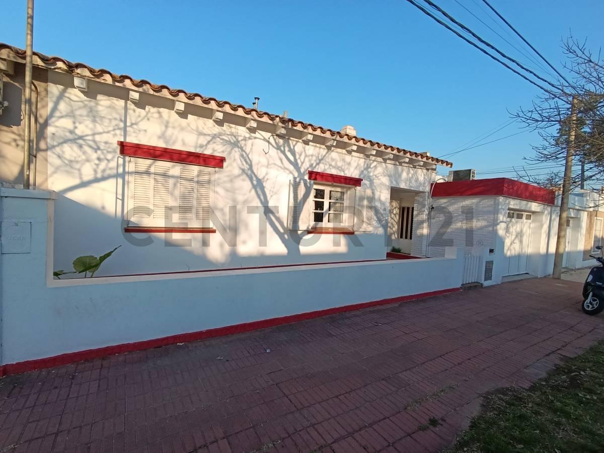 Foto de SE VENDE CASA DE TRES DORMITORIOS Y TODOS LOS SERVICIOS EN RAFAELA, imagen 2