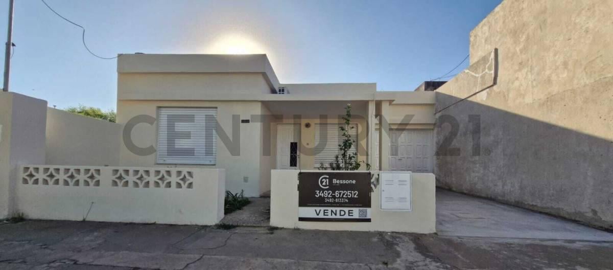 Foto de Casa sobre avenida en venta en Rafaela, imagen 1