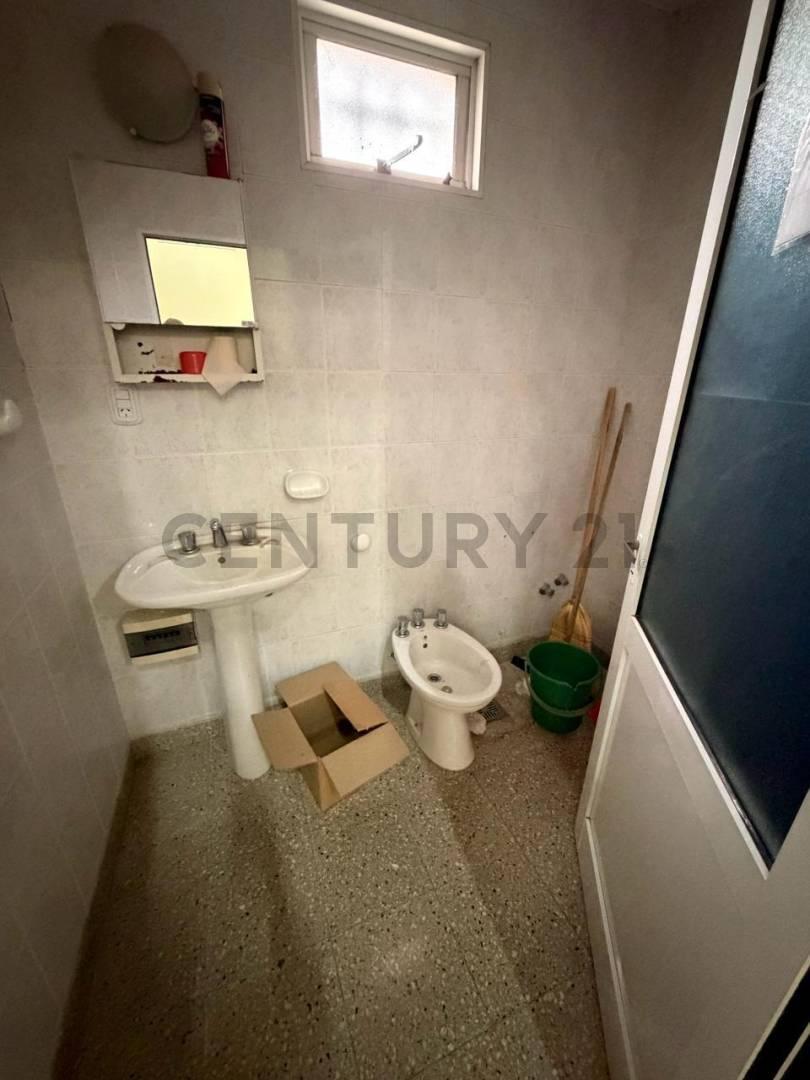 Foto de Local comercial con depósito, oficinas y entrepiso – Av. Providenti, imagen 2