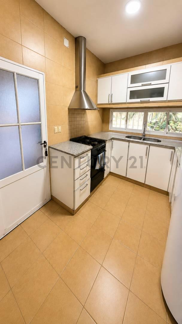 Foto de VENTA de Casa de 3 dormitorios con pileta, galería y amplio patio, imagen 2