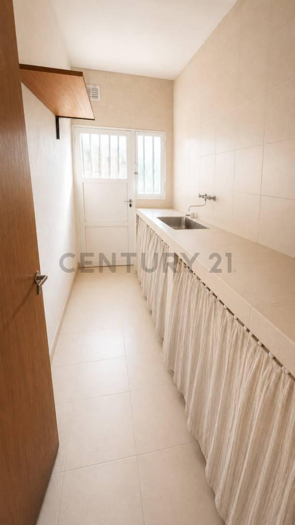 Foto de VENTA de Casa de 3 dormitorios con pileta, galería y amplio patio, imagen 1
