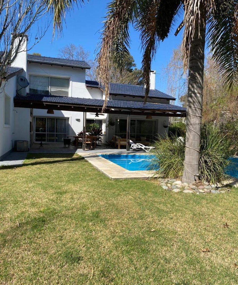 CASA CON DEPENDENCIA DE SERVICIO EN BARRIO PRIVADO ROSARIO