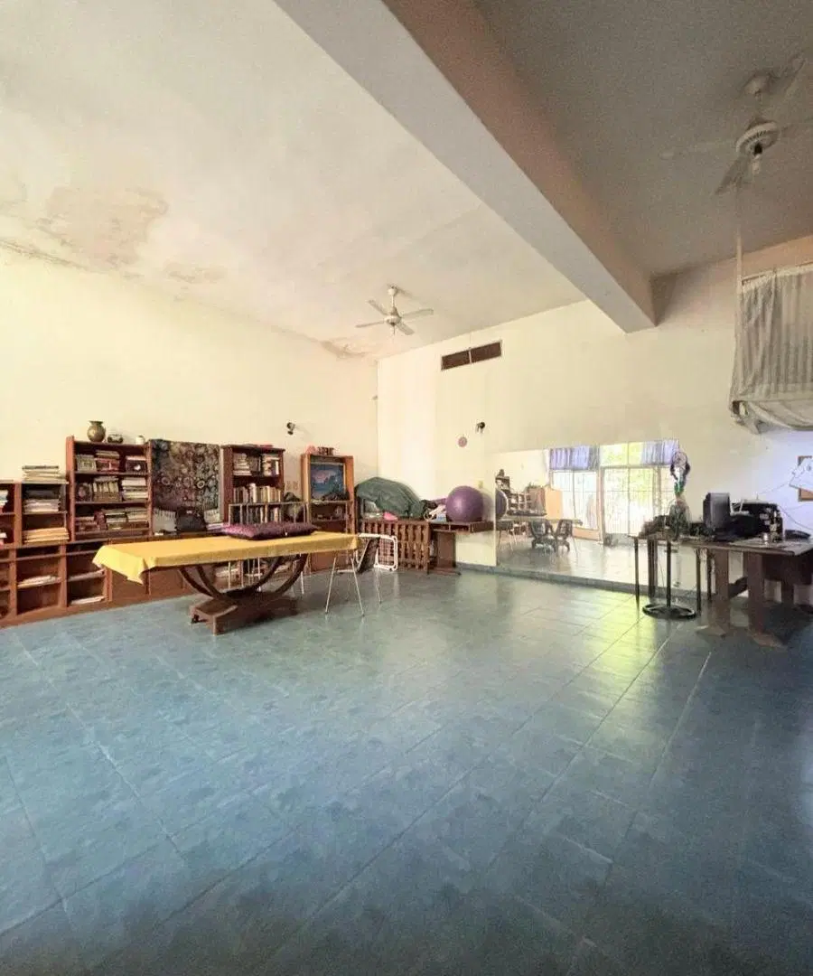 CASA 3 DORMITORIOS CON COCHERAS BARRIO PARQUE CON PATIO Y TALLER 3
