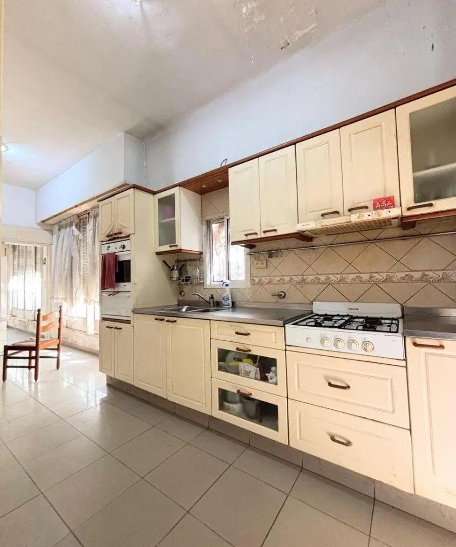 CASA 3 DORMITORIOS CON COCHERAS BARRIO PARQUE CON PATIO Y TALLER 5
